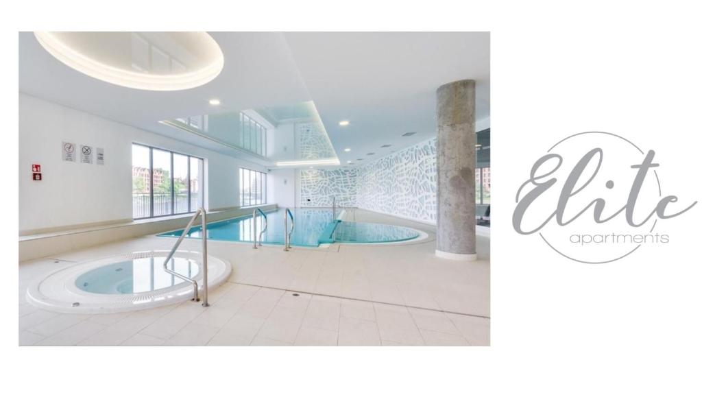 Bazén v ubytovaní Elite Apartments Waterlane Free Swimming Pool Access alebo v jeho blízkosti
