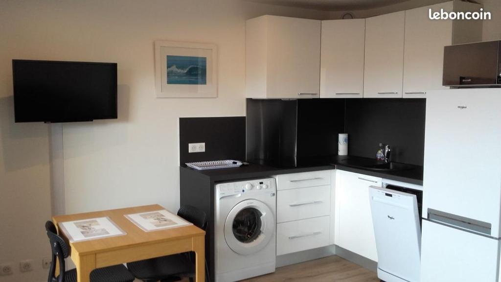 a kitchen with a washing machine and a washer at ANGLET-BIARRITZ Studio vue Mer - Terrasse + Garage in Anglet