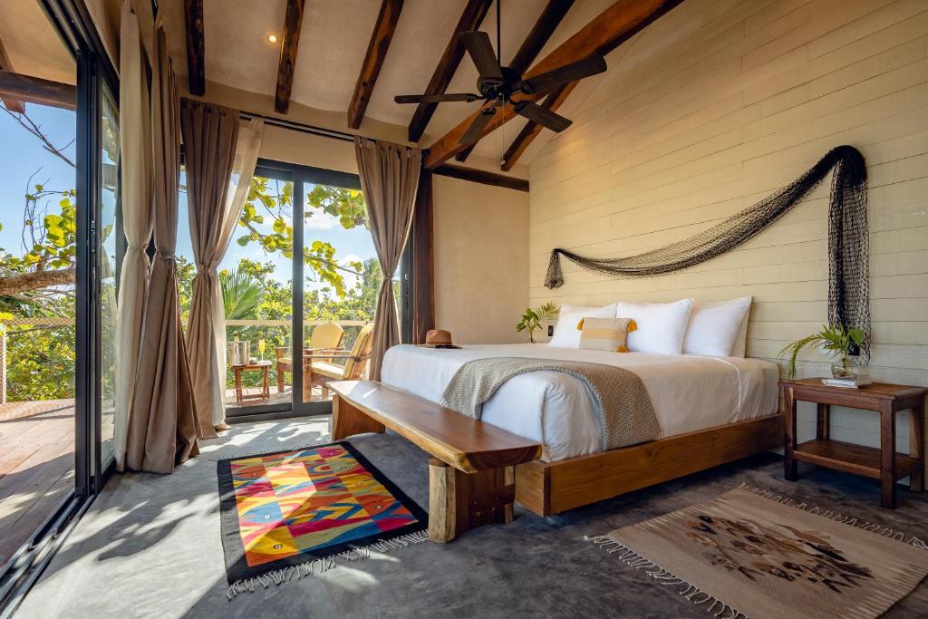 Кровать или кровати в номере Villa Pescadores Tulum-Beachfront hotel by Ahau Collection