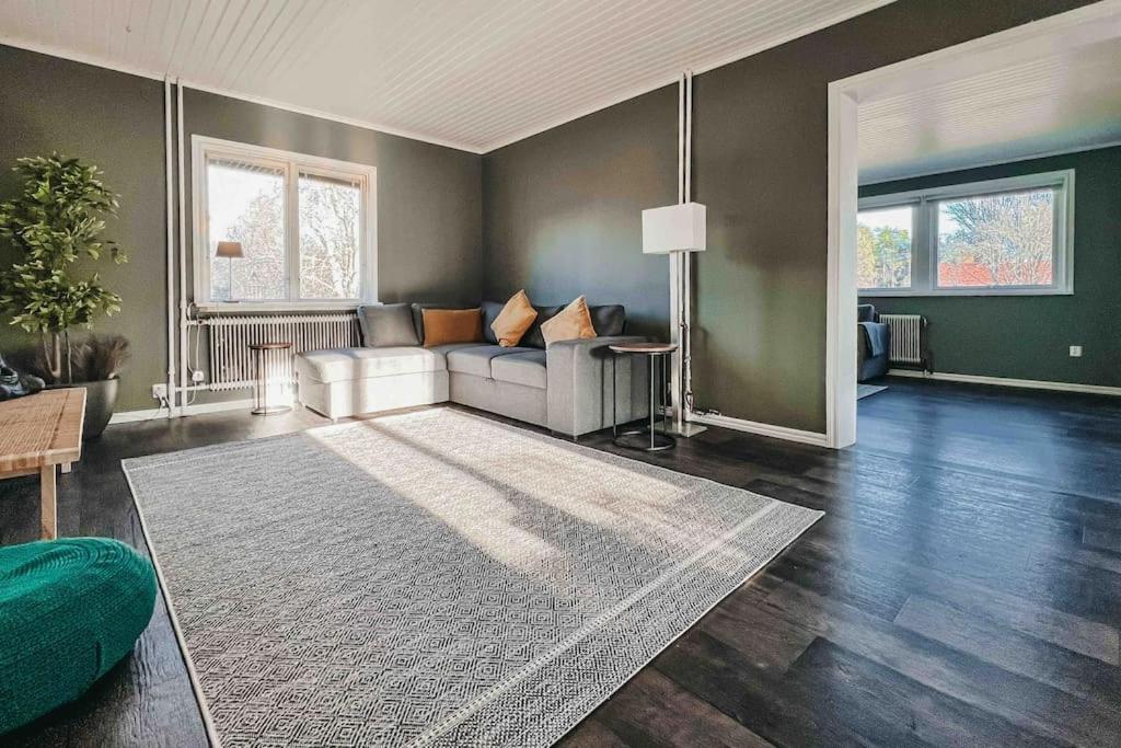 un soggiorno con divano e tappeto di Säfsen House • Spacious updated home • Close to the slopes! a Fredriksberg