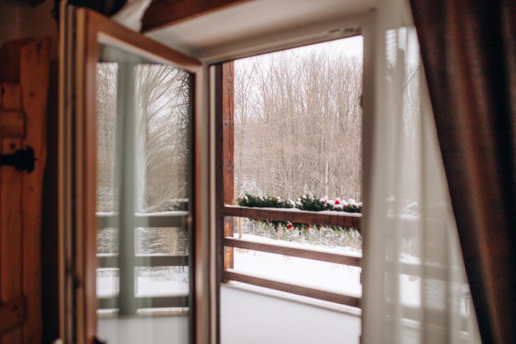 a window with a view of a snowy yard at Dolyna Mykolaya in Migovo
