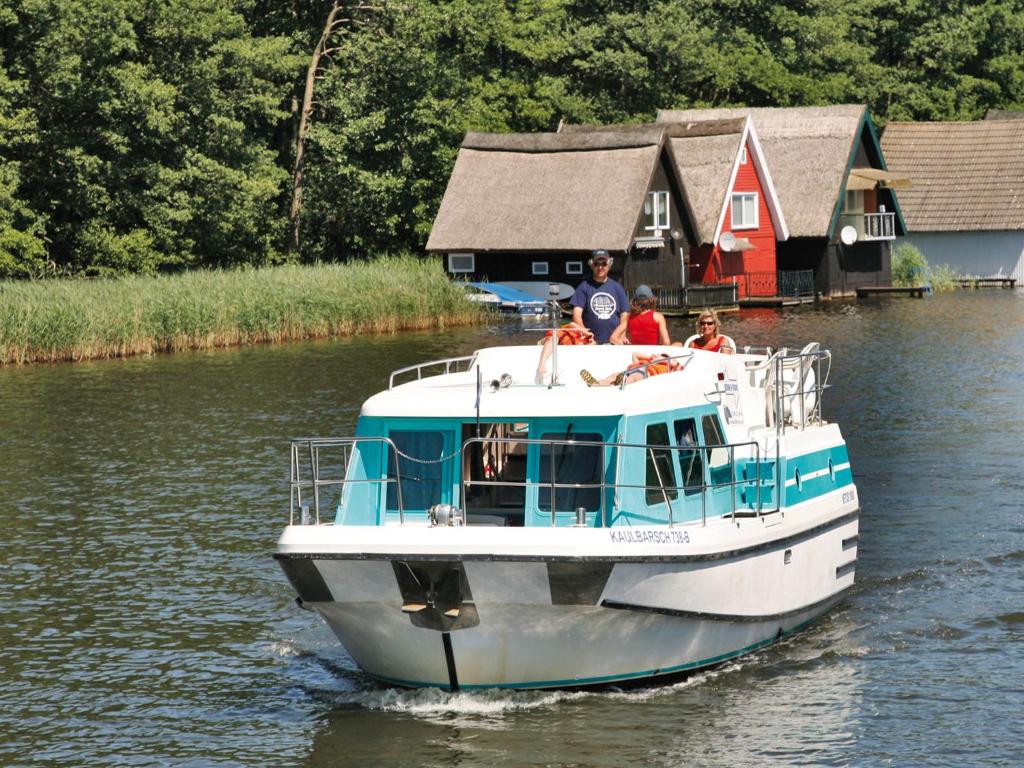 Kuhnle-Tours Hafendorf Müritz - Boat - Vetus 1000