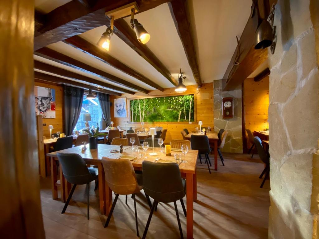 Posezení v ubytování Logis Hôtel Les Ancolies