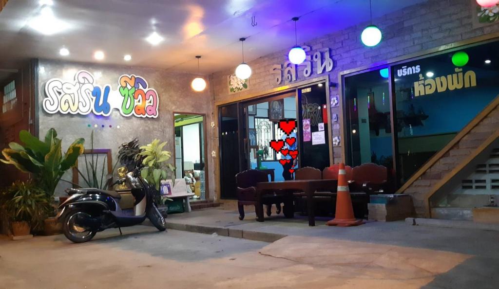 un scooter estacionado frente a un restaurante en รสริน ซีวิว en Pattaya North