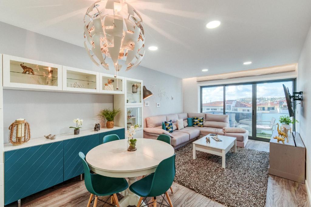 uma sala de estar com uma mesa e um sofá em RYM Apartment - Madalenas no Funchal