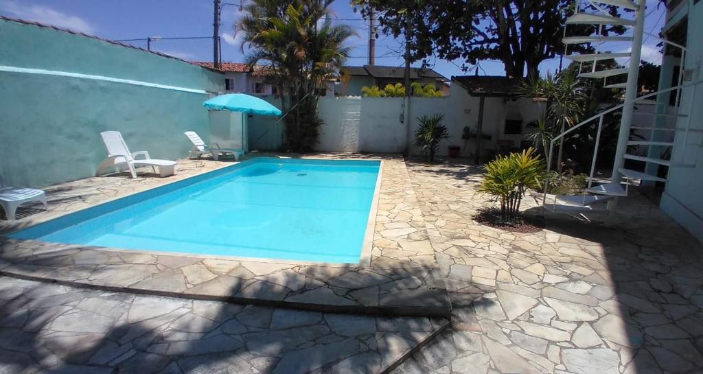 una piscina en el patio trasero de una casa en Piratininga Guesthouse Casa de Hóspedes en Niterói