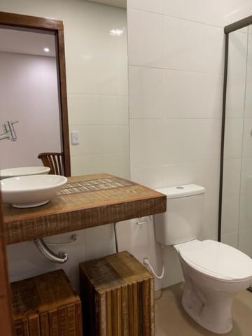 uma casa de banho com um WC e um lavatório em Pousada Villa Tiradentes em Tiradentes