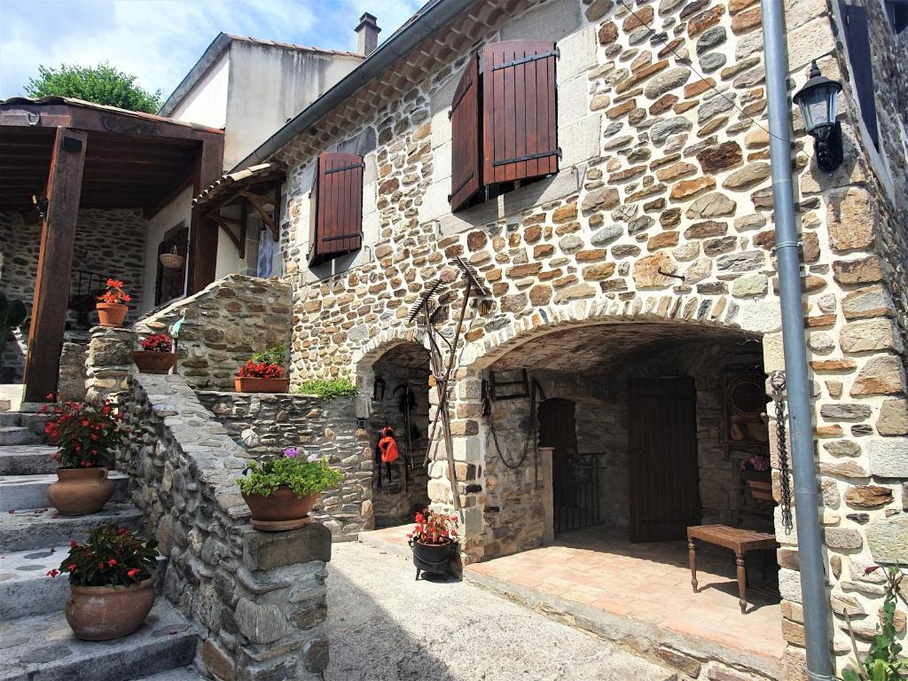 Mes Maisons, Two Gites sleeping 13 with Two Private pools, Kids Room, Laundry, Disco, free WiFi, Linen and Dog's are Welcome - Maison De Trois Chambres