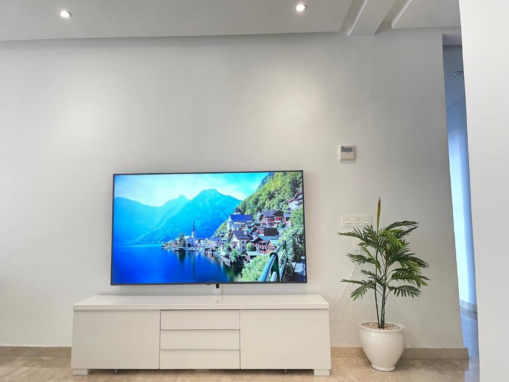 En TV eller et underholdningssystem på AGADIR BAY - LUXURY APARTMENT NEAR BEACH