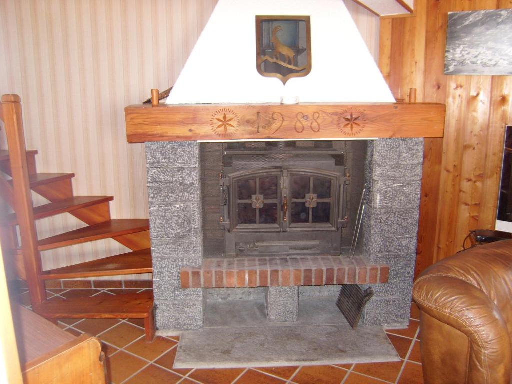 ランスヴィラールにあるRésidence la Stellinaのリビングルーム(照明付きの石造りの暖炉付)