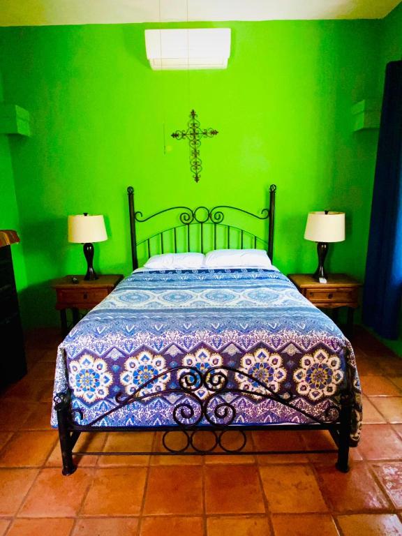 Catrina & Diego - Double Room With Private Bathroom