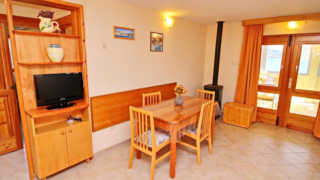 Televízia a/alebo spoločenská miestnosť v ubytovaní Vacation House Katica
