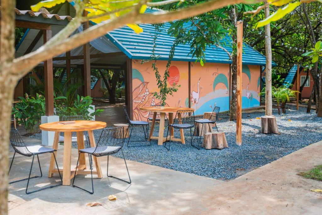 Un restaurante o sitio para comer en Selina River Venao