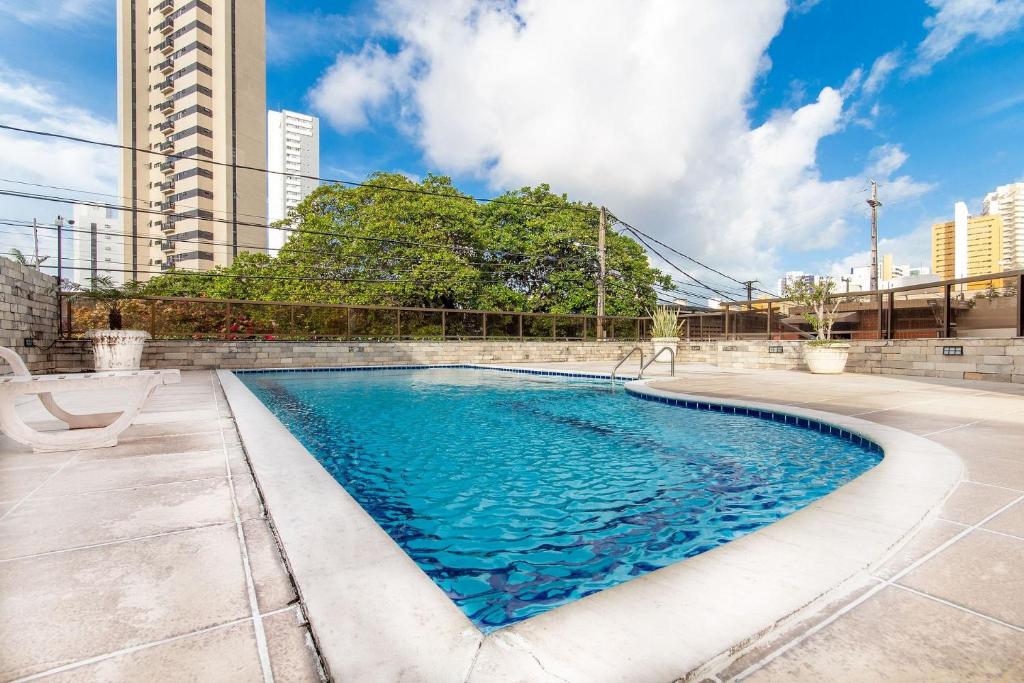 a swimming pool in the middle of a building at Apartamento Climatizado em Natal por Carpediem in Natal