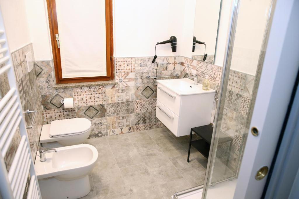 bagno con servizi igienici e lavandino di Trebbia House a Piacenza