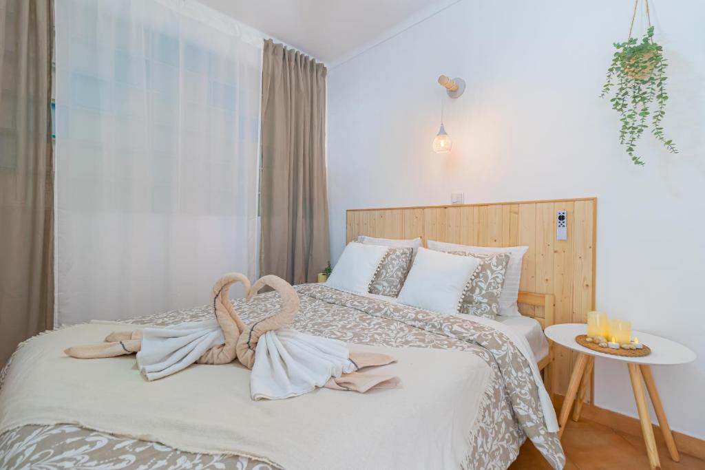 - une chambre avec un lit et 2 serviettes dans l'établissement Sea & Sun OldTown, à Albufeira