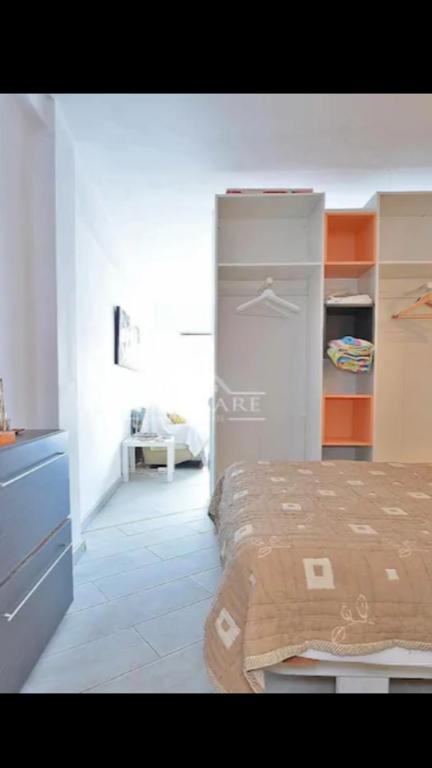 Postel nebo postele na pokoji v ubytování bright central apartment