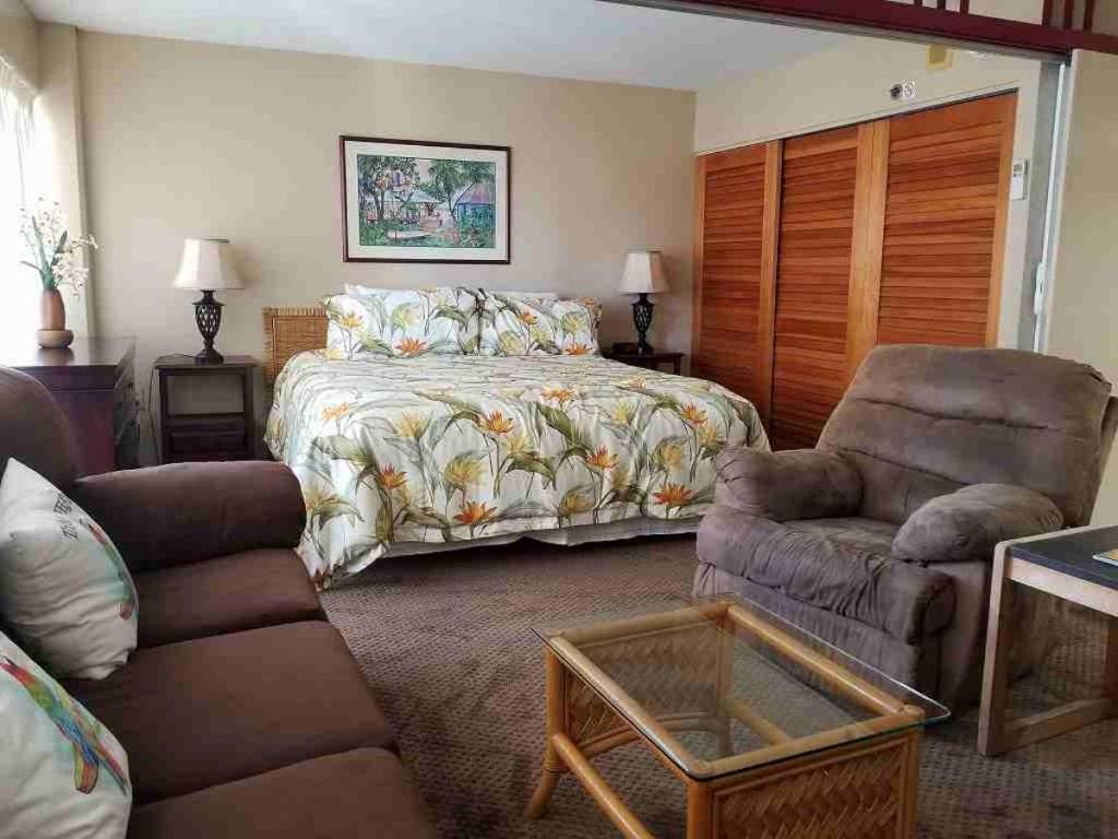 een slaapkamer met een bed, een bank en een stoel bij Ilikai Tower 1323 City View 1BR in Honolulu
