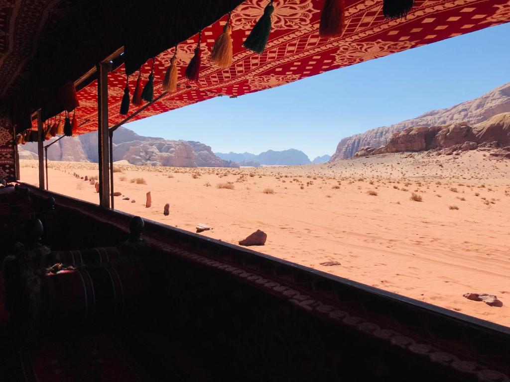 una vista del desierto desde el interior de un edificio en Red Mountain Camp, en Wadi Rum