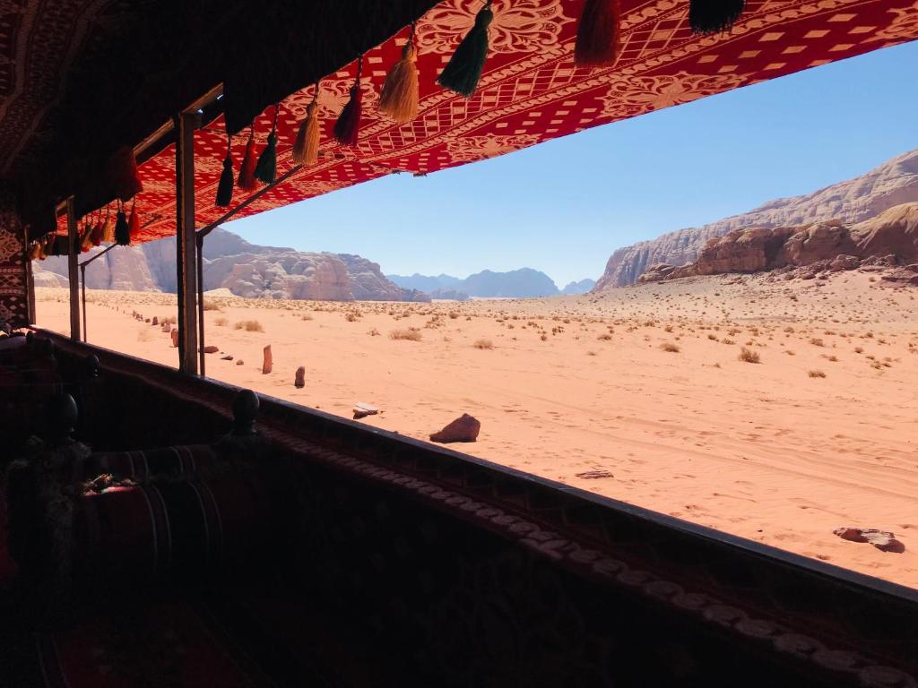 una vista del deserto dall'interno di un edificio di Red Mountain Camp a Wadi Rum