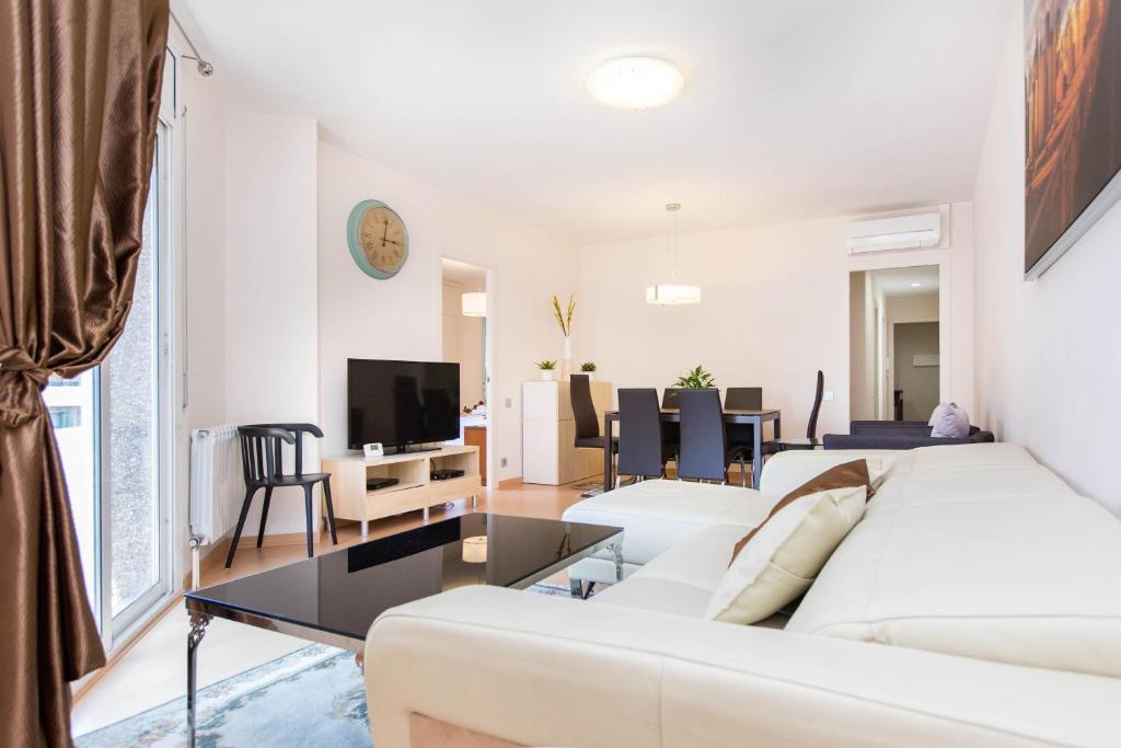 バルセロナにあるStay Barcelona Central Apartmentsのリビングルーム(白いソファ、テレビ付)