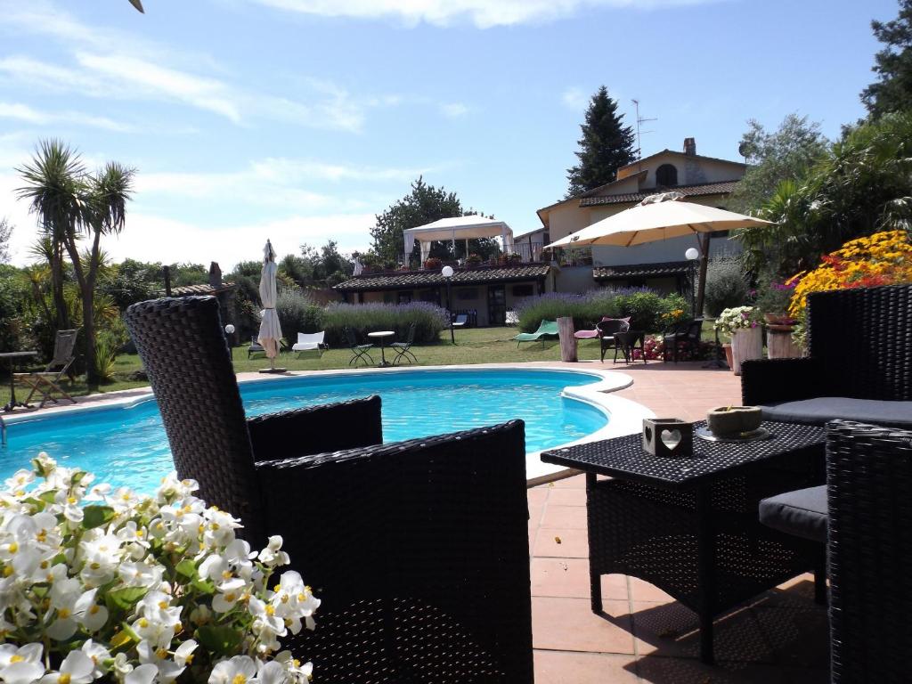 Bazén v ubytovaní Agriturismo San Giacomo alebo v jeho blízkosti