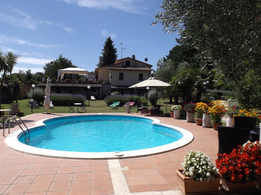 Bazén v ubytovaní Agriturismo San Giacomo alebo v jeho blízkosti