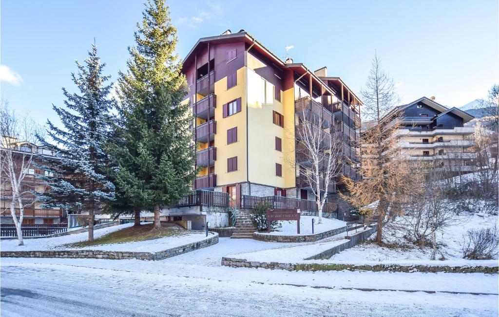 um edifício no meio de uma rua coberta de neve em Amazing Apartment In Aprica With 2 Bedrooms And Wifi em Aprica