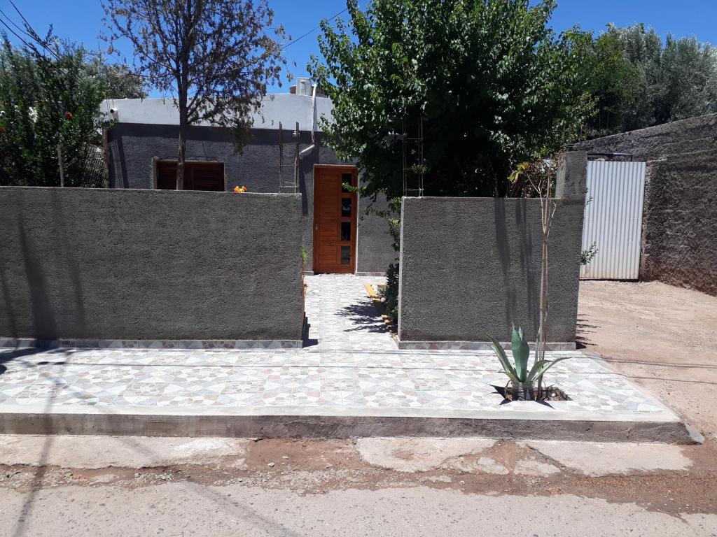 a garden with a fence and a gate with a plant at Pillanhuasi alquiler por dia in Villa Unión