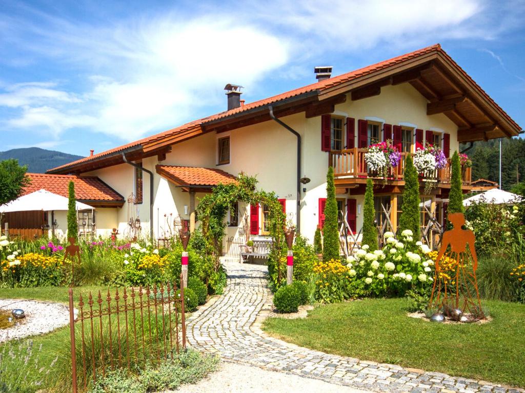 een huis met een tuin ervoor bij Feriendomizil Stöberl - Chiemgau Karte in Inzell