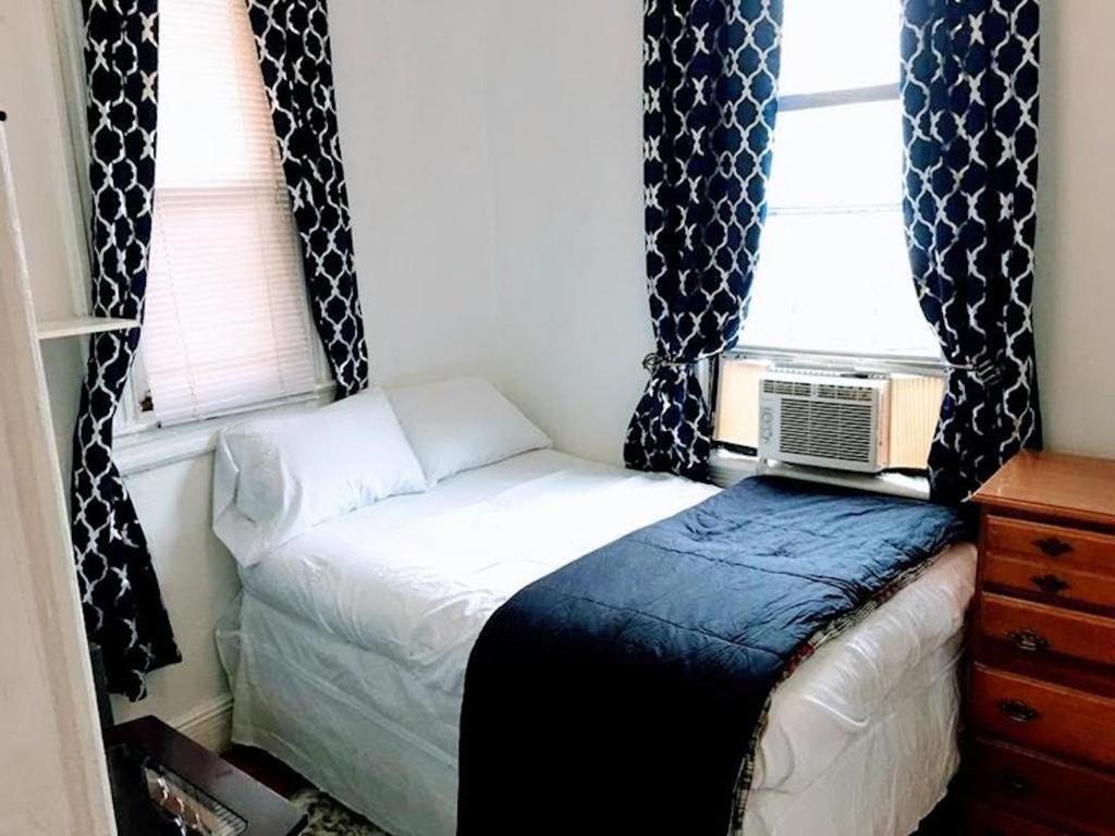 a small bedroom with a bed and a window at Cozy Apartment Easy Transportation 2 New York City in West New York