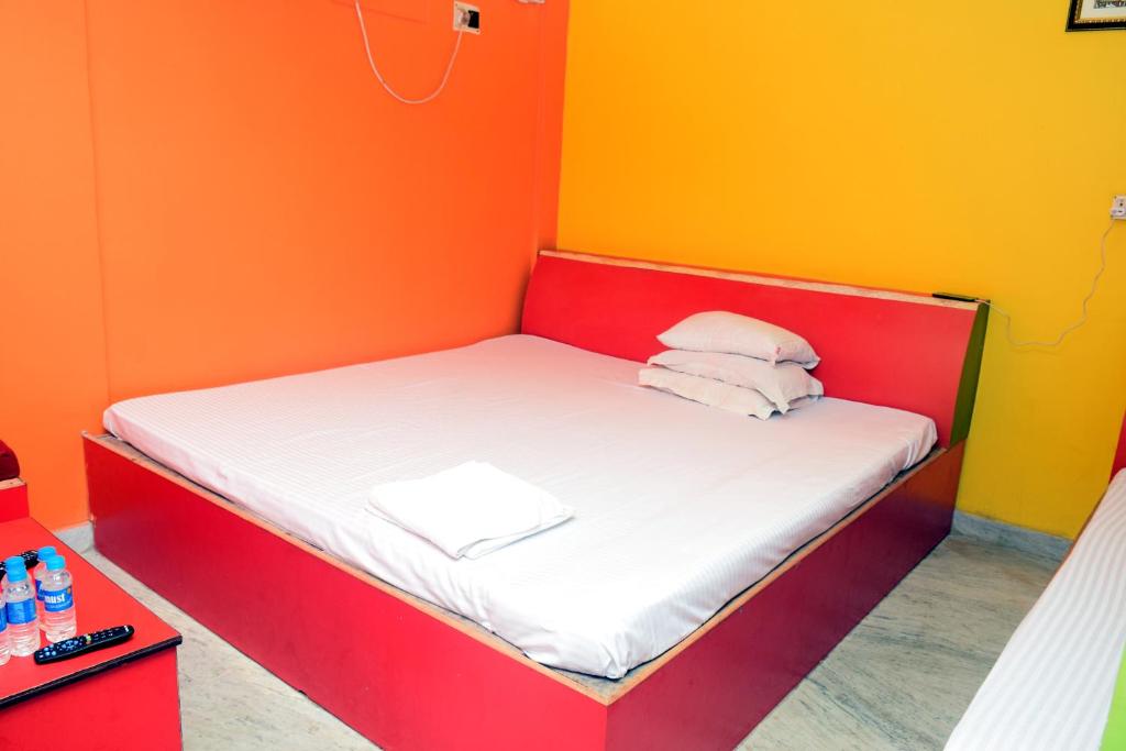 Ein Bett oder Betten in einem Zimmer der Unterkunft Tusthi Banquets