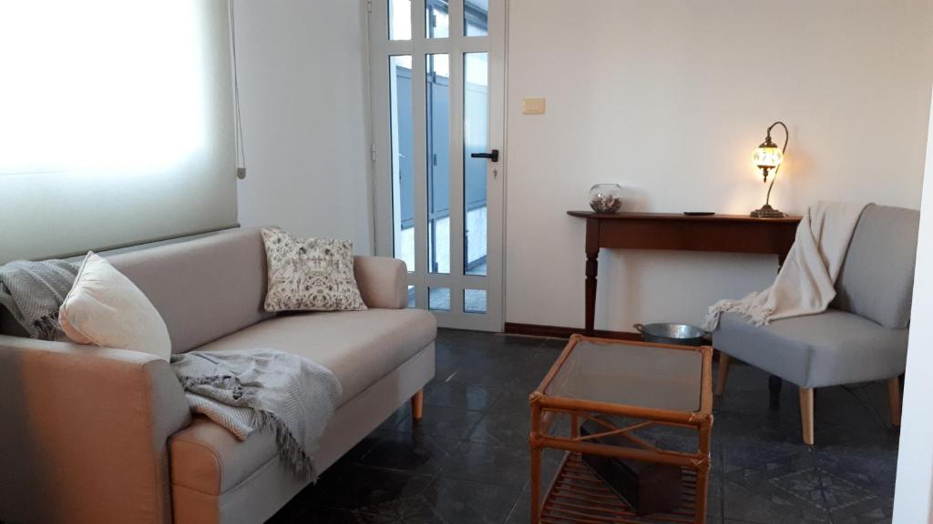 a living room with a couch and a chair and a table at Comoda casa con inmejorable ubicación y servicios in Fray Bentos