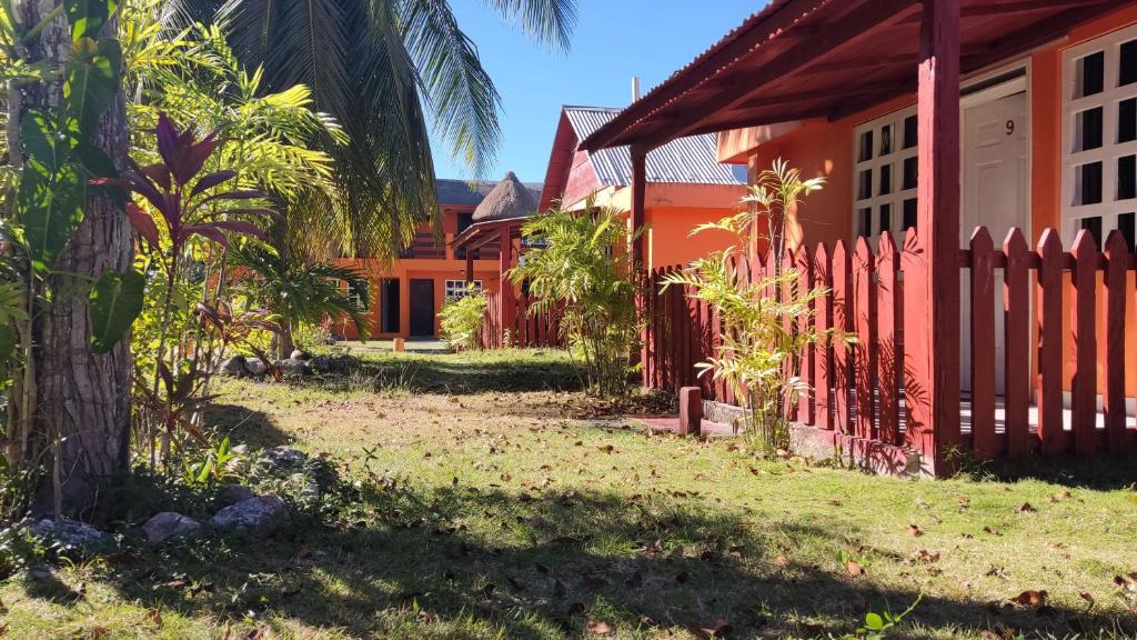 una casa con una valla delante de ella en Hotel Mirador Maya Calakmul, en Xpujil