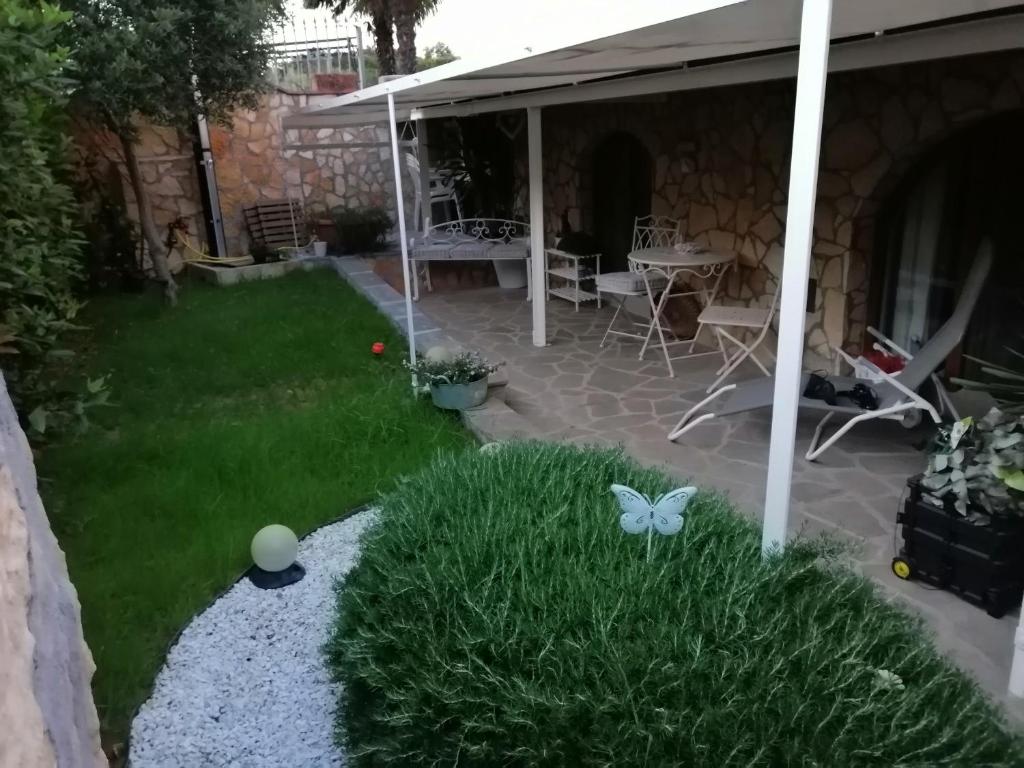 Vonkajšia záhrada v ubytovaní Casa in collina "la farfalla"