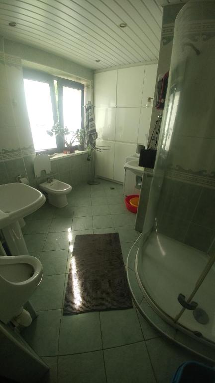 Kúpeľňa v ubytovaní Pokój w domu z dużym ogrodem