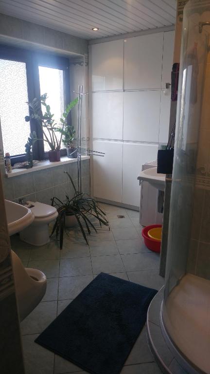 Kúpeľňa v ubytovaní Pokój w domu z dużym ogrodem