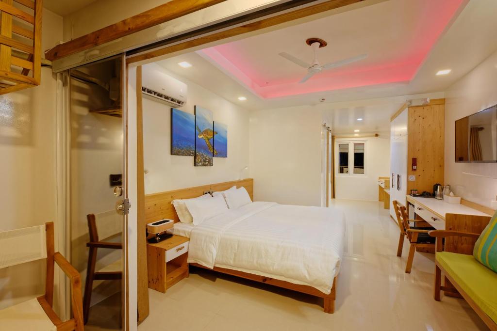 Postel nebo postele na pokoji v ubytování Luau Beach Inn, Maldives