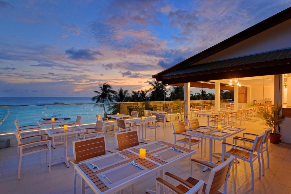 En restaurant eller et andet spisested på Luau Beach Inn, Maldives