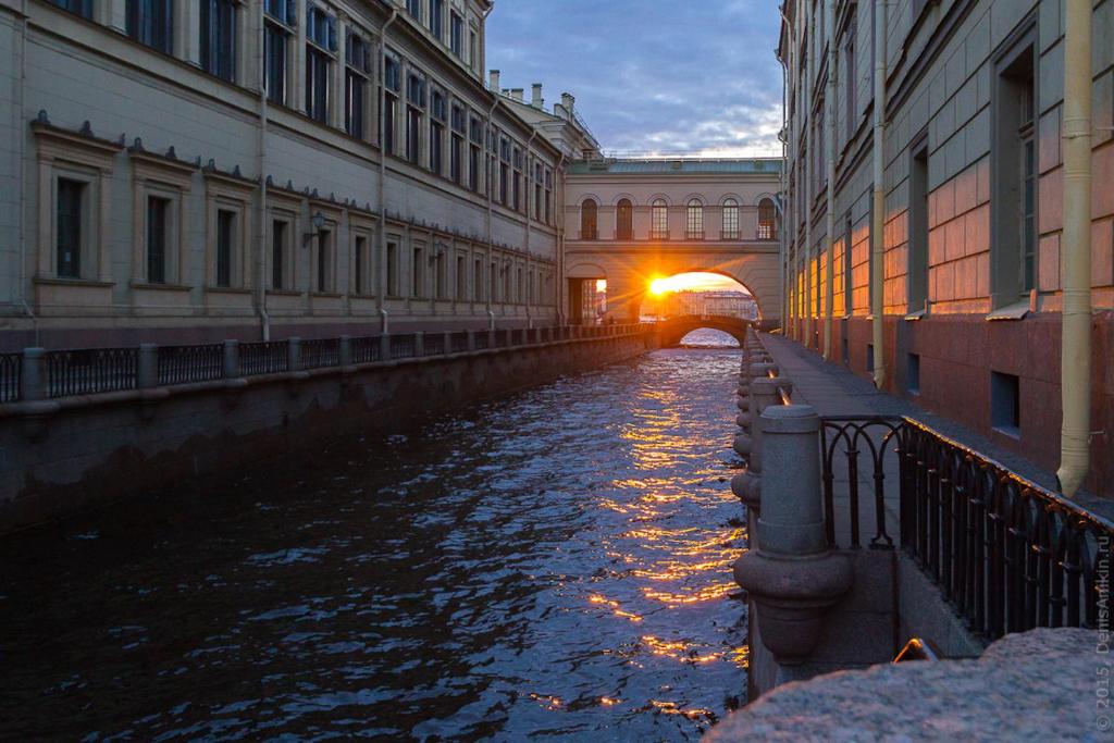 a canal in a city with a bridge and buildings at АПАРТАМЕНТЫ ДВОРЦОВАЯ ПЛОЩАДЬ Невский 13 in Saint Petersburg