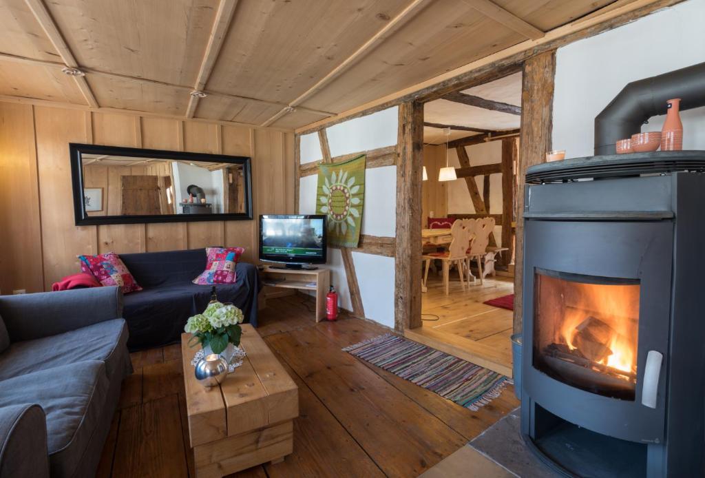 - un salon avec une cheminée dans une maison dans l'établissement Historisches Gerberhaus, à Alpirsbach