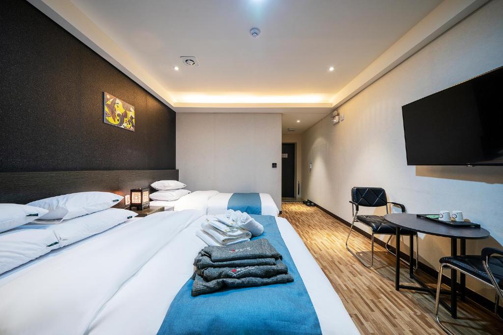 Postel nebo postele na pokoji v ubytování Suwon Dono1796 Hotel