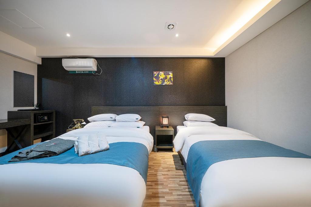 Postel nebo postele na pokoji v ubytování Suwon Dono1796 Hotel