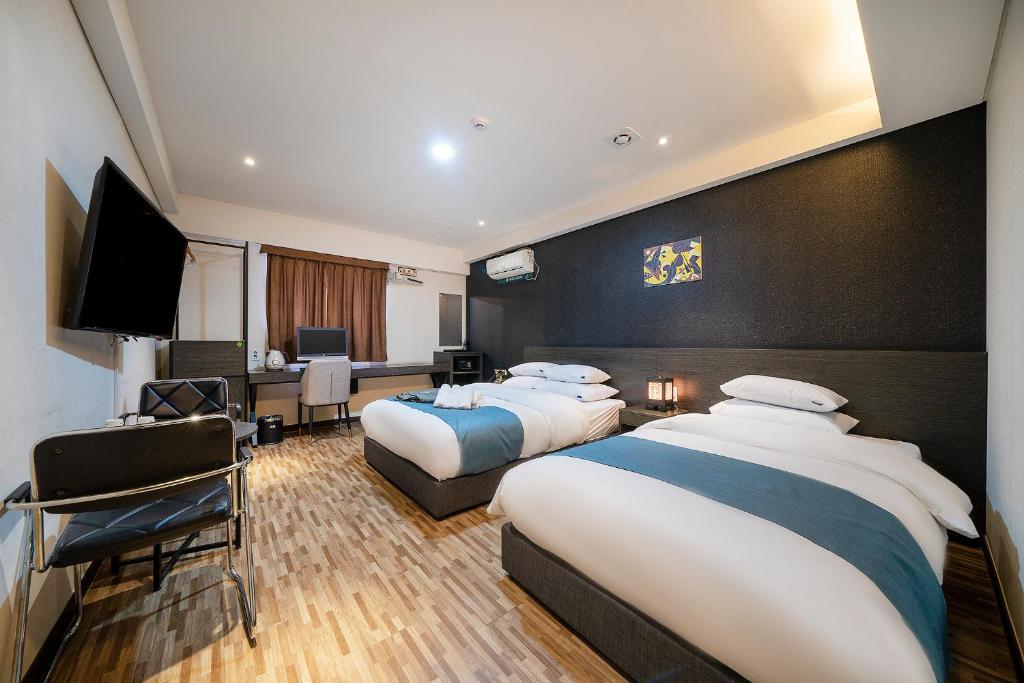 Postel nebo postele na pokoji v ubytování Suwon Dono1796 Hotel