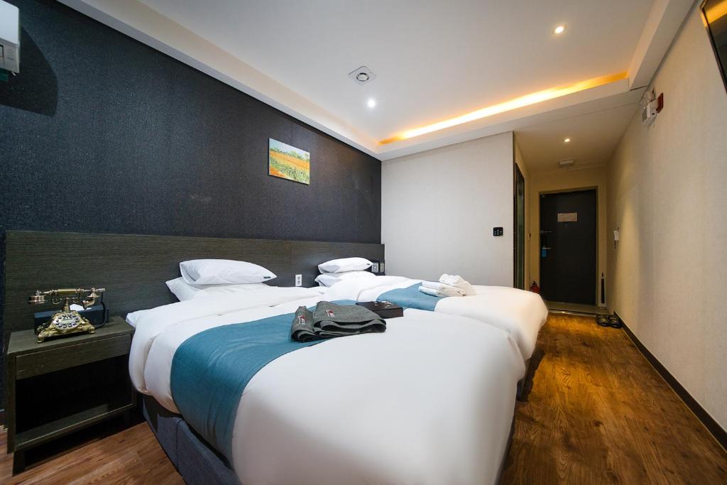 Postel nebo postele na pokoji v ubytování Suwon Dono1796 Hotel