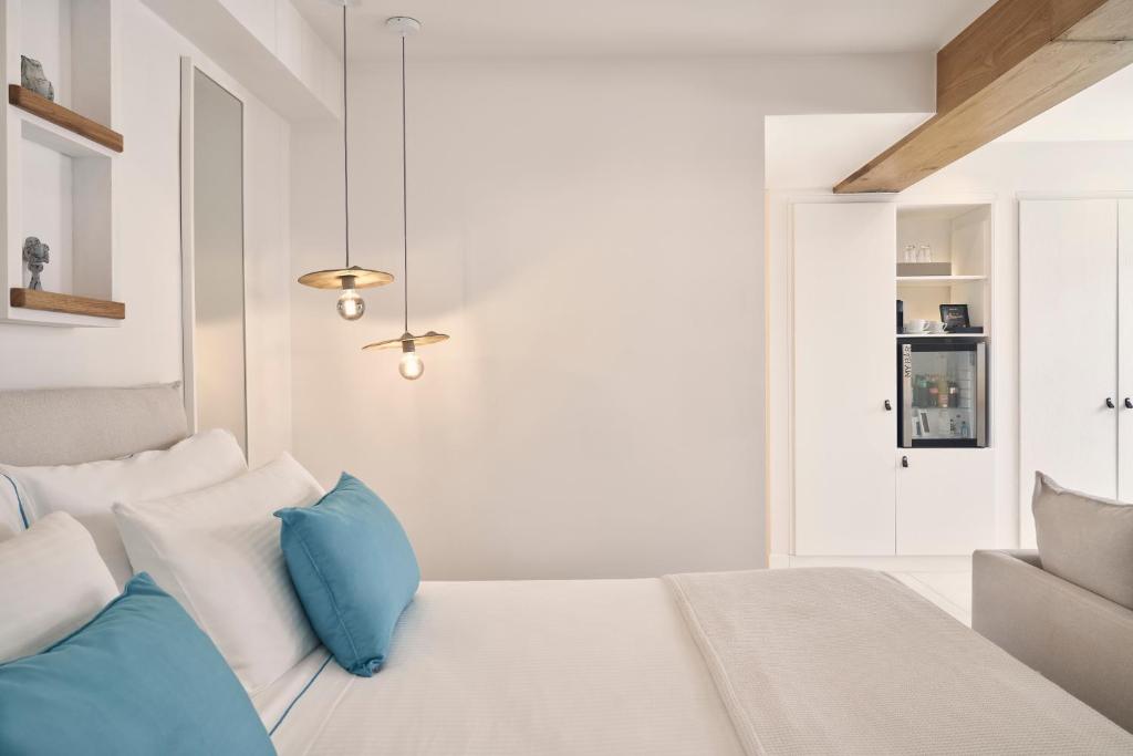 Postel nebo postele na pokoji v ubytování Nikki Beach Resort & Spa Santorini