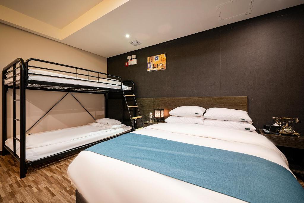 Postel nebo postele na pokoji v ubytování Suwon Dono1796 Hotel