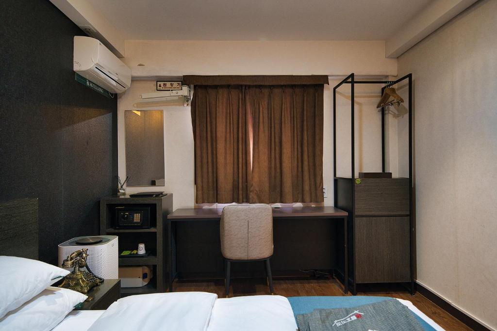 Postel nebo postele na pokoji v ubytování Suwon Dono1796 Hotel