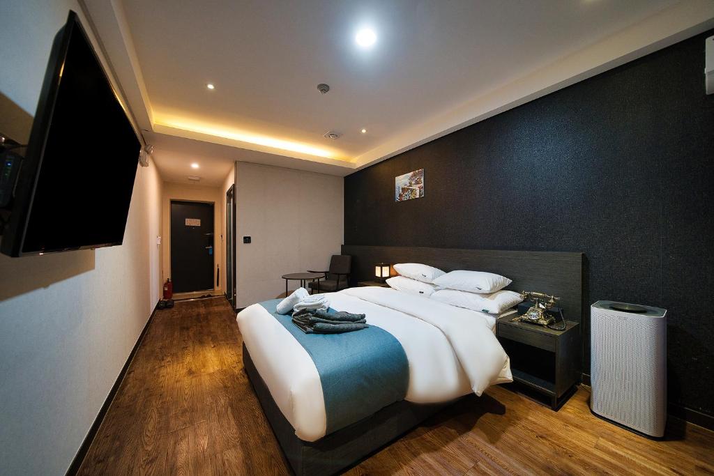 Postel nebo postele na pokoji v ubytování Suwon Dono1796 Hotel