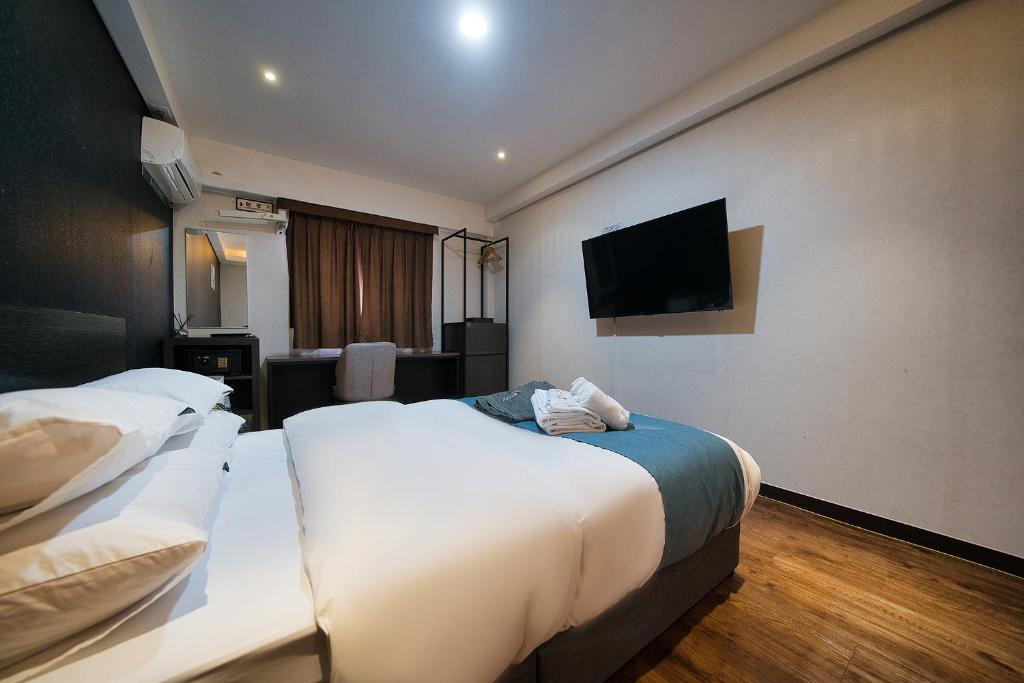 Postel nebo postele na pokoji v ubytování Suwon Dono1796 Hotel